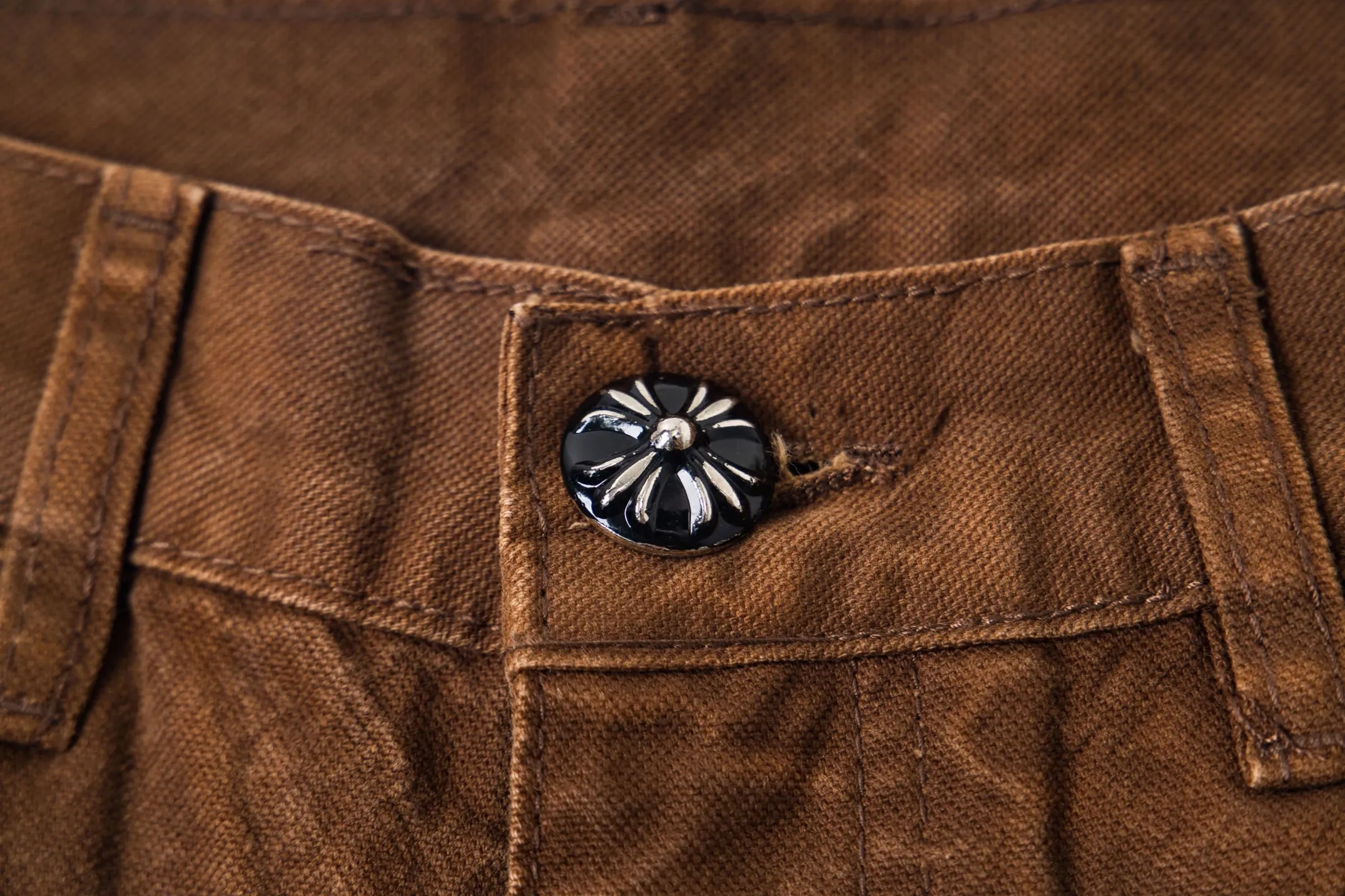 P290 Chrome Hearts Chrome Hearts Brown Logging Orange Multi-leather Jeans Multi-leather standard workwear jeans and jeans need to be washed and then disassembled and hand-stitched with sheepskin cross leather and then spliced to complete. The whole process is too complicated to describe. About Chrome Hearts This is an extremely luxurious fashion brand that can also be called the nobility of the high street. It has always been an exclusive brand for some hipsters or the second generation of rich people. Compared with ordinary high streets, it is more luxurious and noble. Compared with luxury brands, it is more fashionable and individual. It has always been a brand that I have a special liking for. Style number: 1787# Color: Brown Size: 28 30 32 34 36